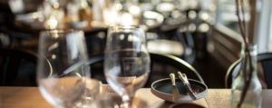 Stemningsbillede fra Restaurant Unico med et opdækket bord med vinglas og service