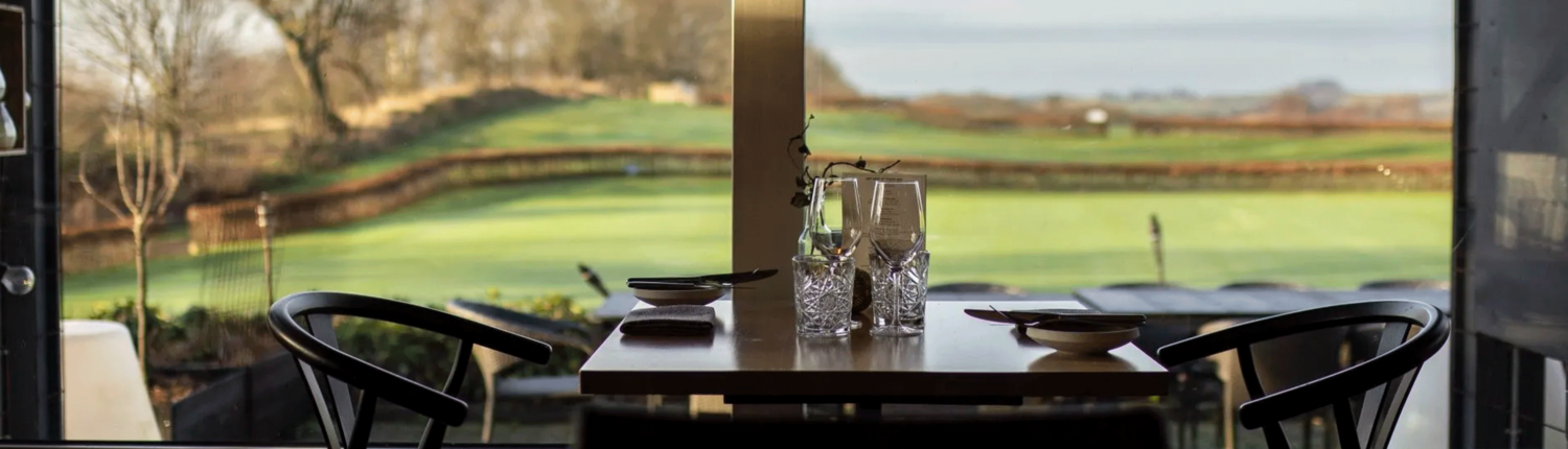Restaurant Unico indefra med udsigt over golfbanerne