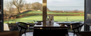 Restaurant Unico indefra med udsigt over golfbanerne