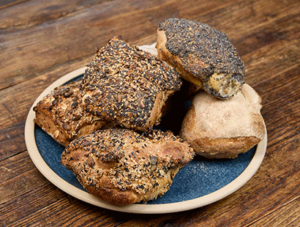 Weekendbrunch på Restaurant Unico med friskbagt brød og lækkert tilbehør