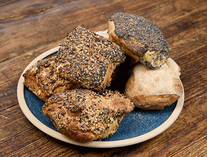 Weekendbrunch på Restaurant Unico med friskbagt brød og lækkert tilbehør